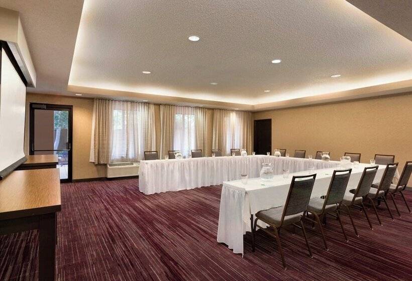 هتل Courtyard By Marriott Bloomington Normal