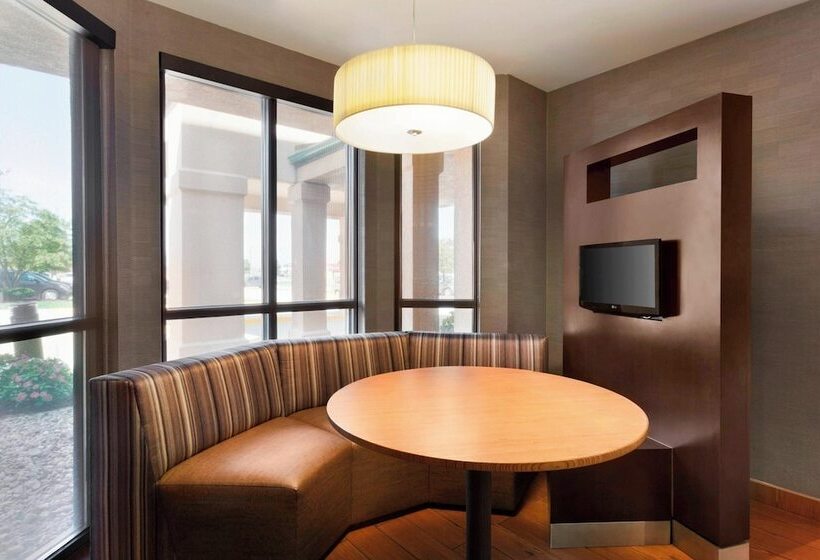 هتل Courtyard By Marriott Bloomington Normal