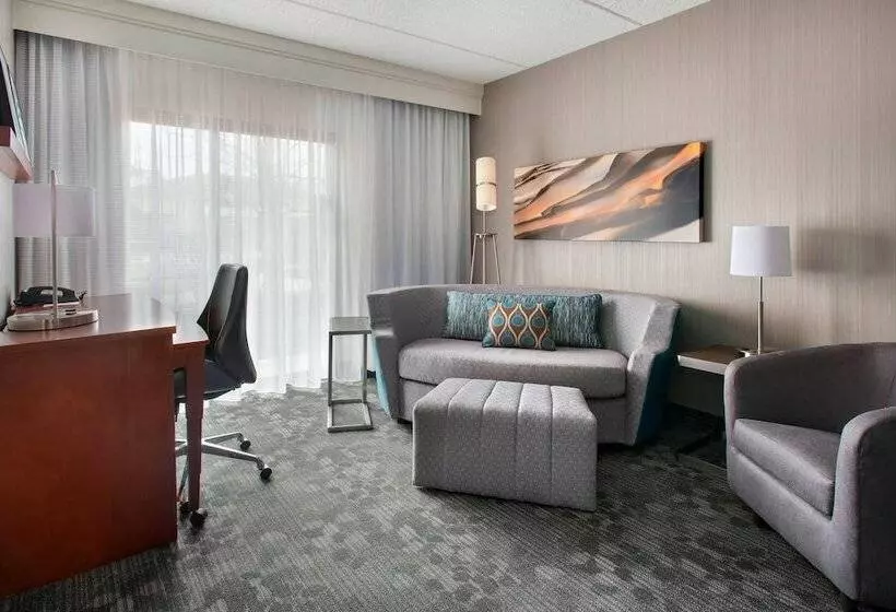 هتل Courtyard By Marriott Fishkill
