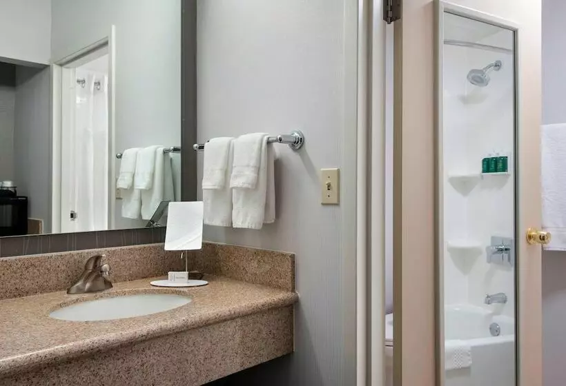 هتل Courtyard By Marriott Fishkill