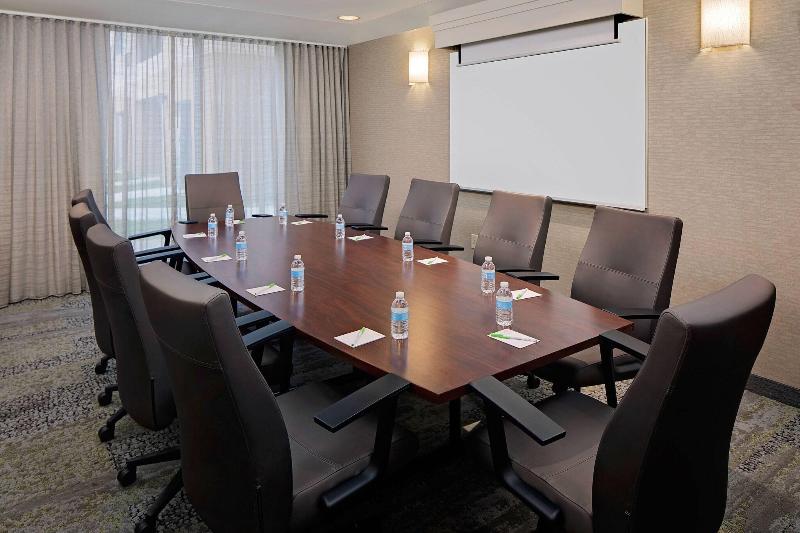 فندق Courtyard By Marriott Richmond Airport