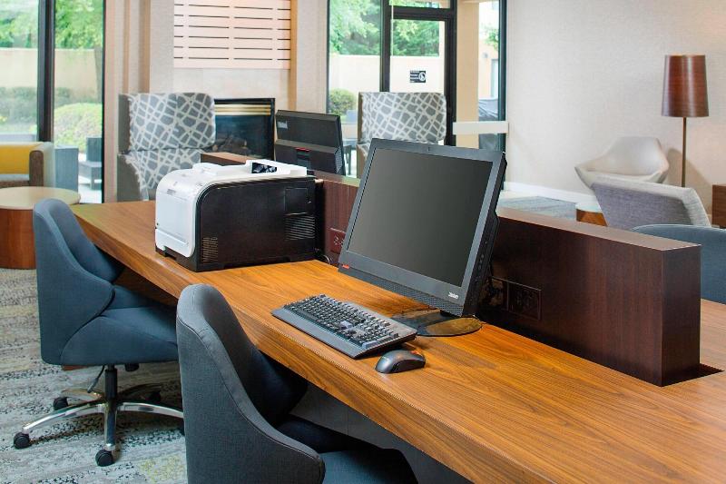 فندق Courtyard By Marriott Richmond Airport