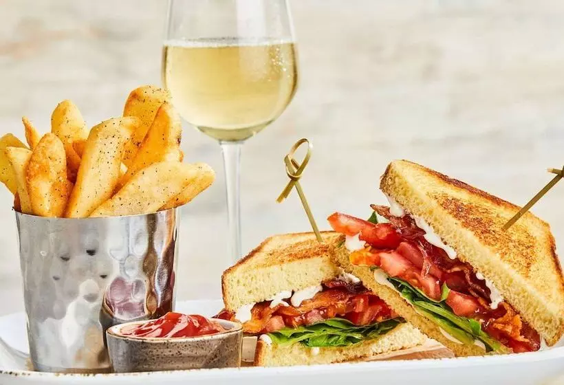 ホテル Courtyard Detroit Brighton