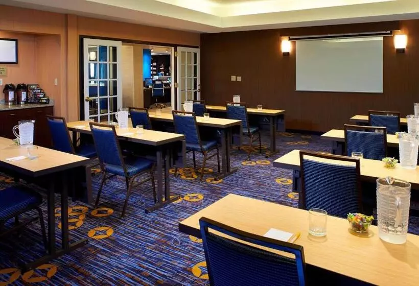 Отель Courtyard Detroit Utica