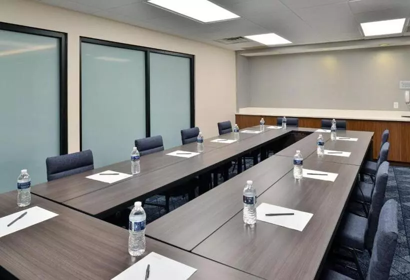 Отель Courtyard Detroit Utica