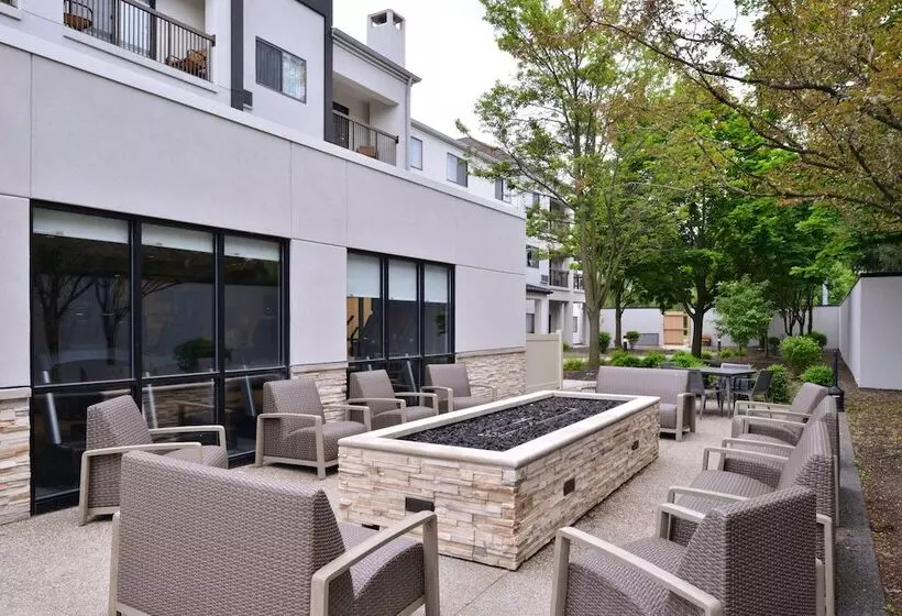 Отель Courtyard Detroit Utica