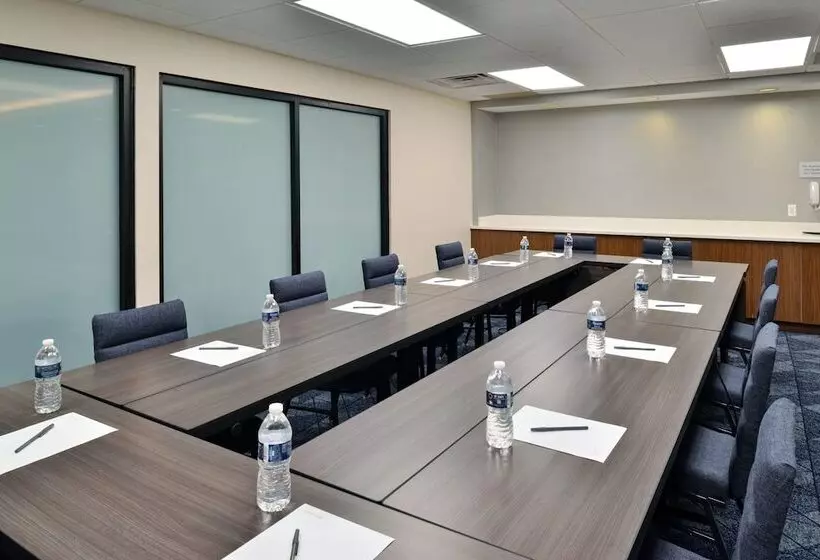 Отель Courtyard Detroit Utica