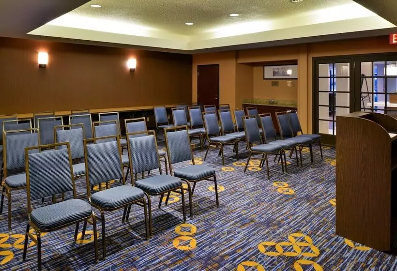 Отель Courtyard Detroit Utica