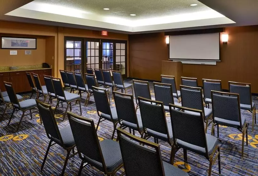 Отель Courtyard Detroit Utica