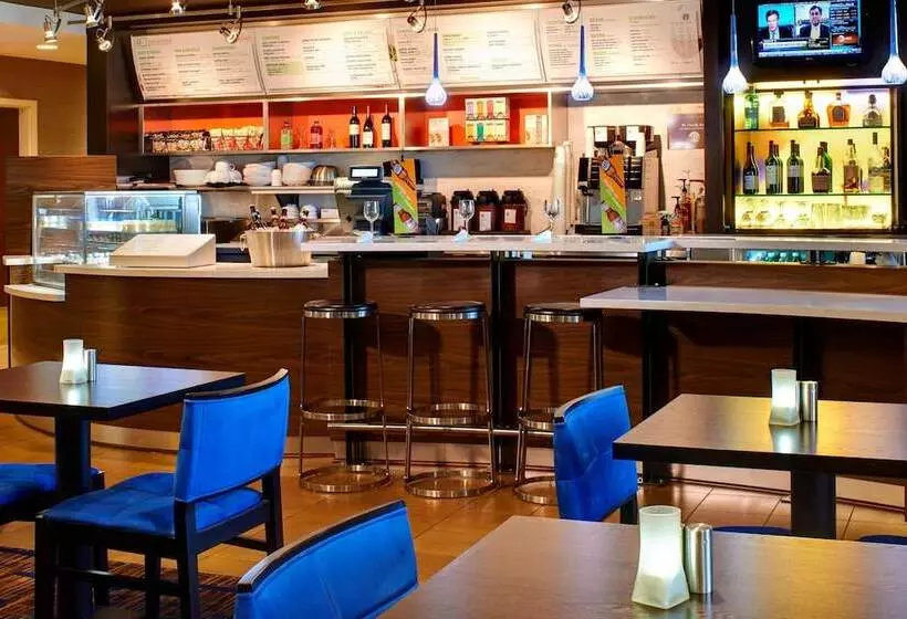 Отель Courtyard Detroit Utica