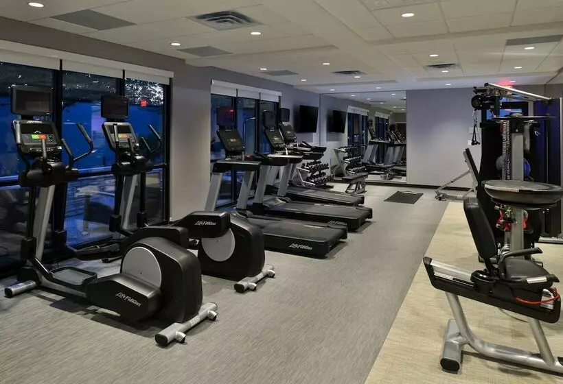 Отель Courtyard Detroit Utica