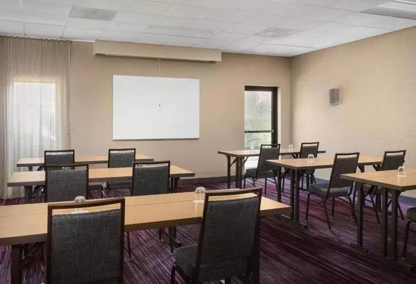 هتل Courtyard By Marriott Fishkill