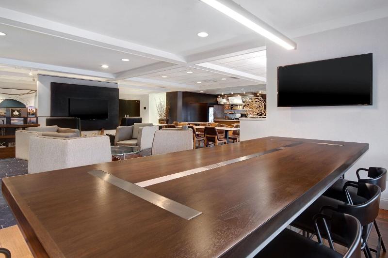 酒店 Courtyard By Marriott State College