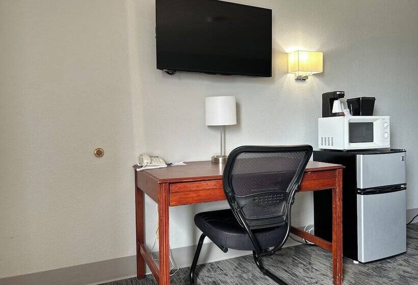 هتل Travelodge By Wyndham Lincoln South