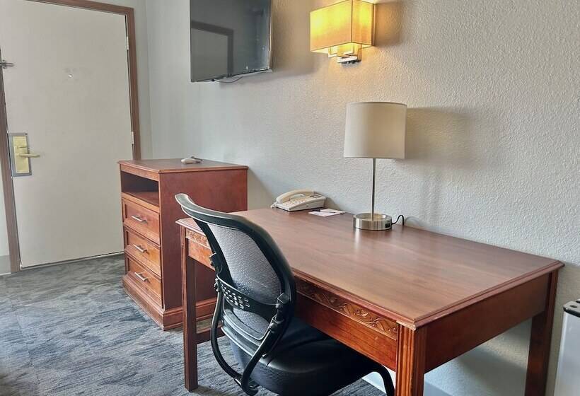 هتل Travelodge By Wyndham Lincoln South