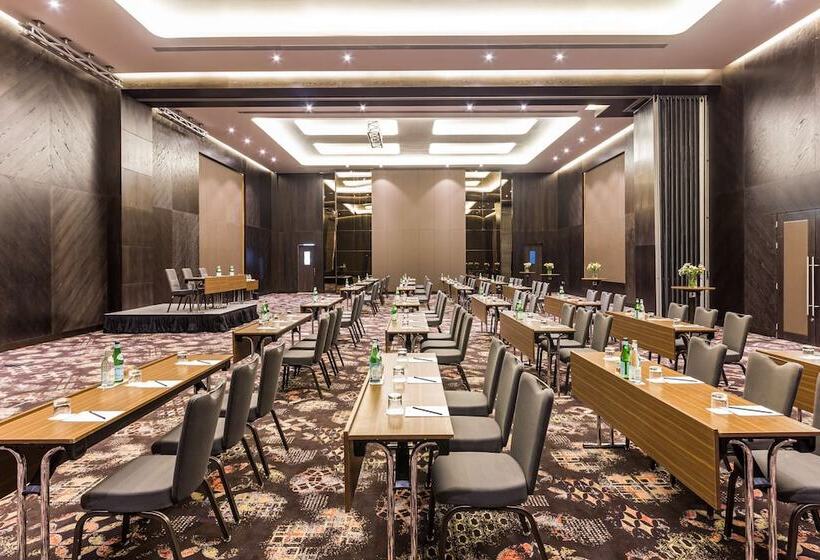 Radisson Blu Hotel, Dubai Canal View