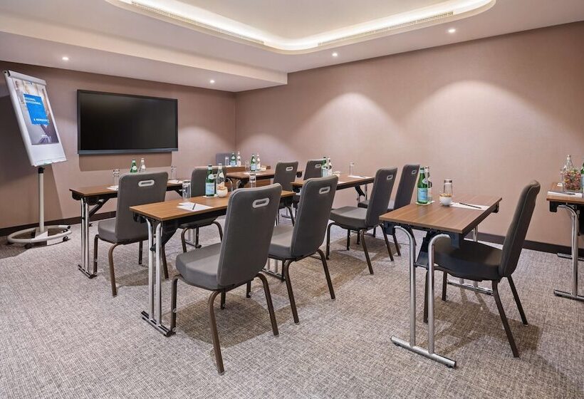 Radisson Blu Hotel, Dubai Canal View