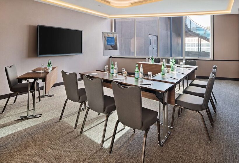 Radisson Blu Hotel, Dubai Canal View