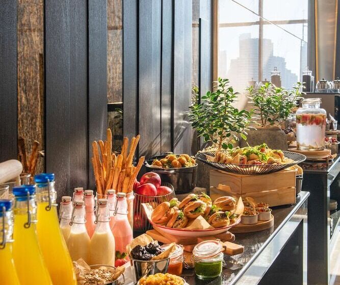 Radisson Blu Hotel, Dubai Canal View