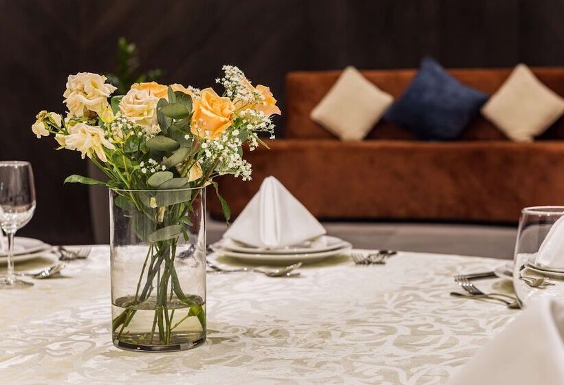 Radisson Blu Hotel, Dubai Canal View