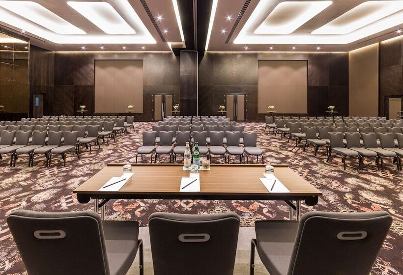 Radisson Blu Hotel, Dubai Canal View