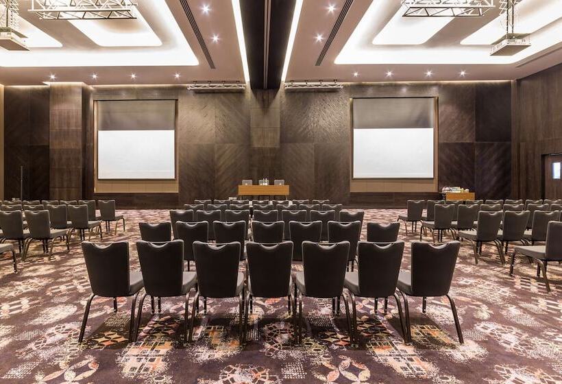 Radisson Blu Hotel, Dubai Canal View