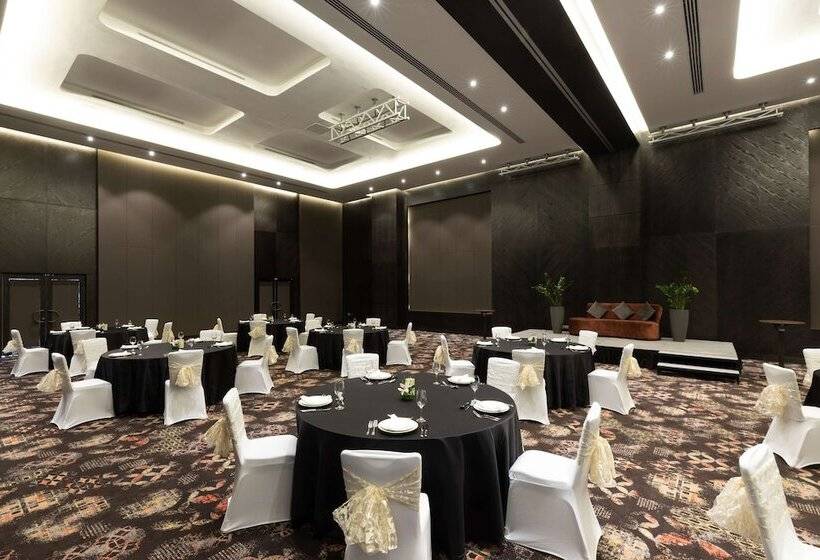 Radisson Blu Hotel, Dubai Canal View