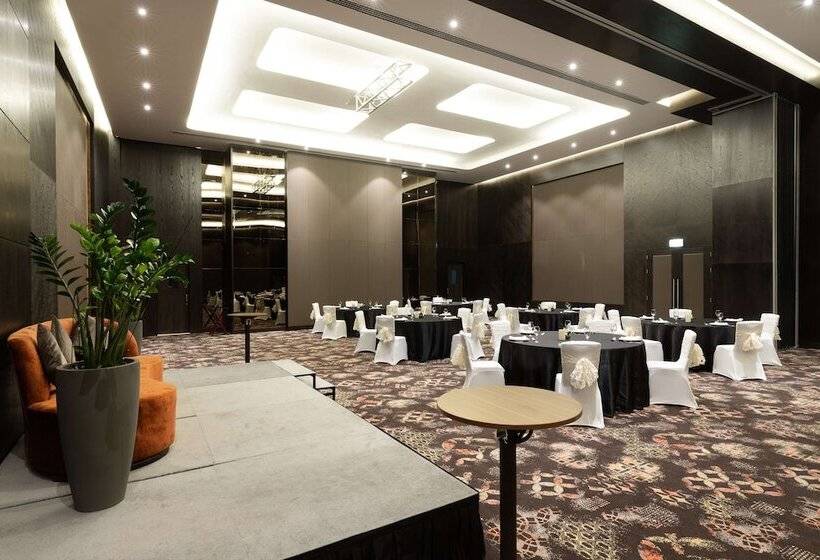 Radisson Blu Hotel, Dubai Canal View