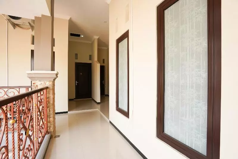 هتل Oyo 1743 Anie Residence