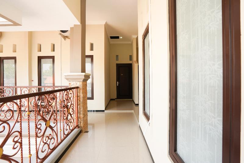 هتل Oyo 1743 Anie Residence