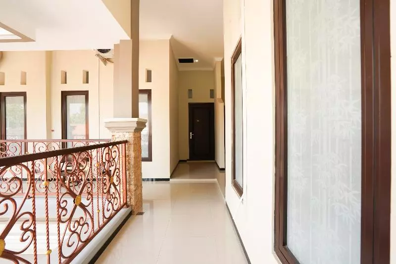 هتل Oyo 1743 Anie Residence