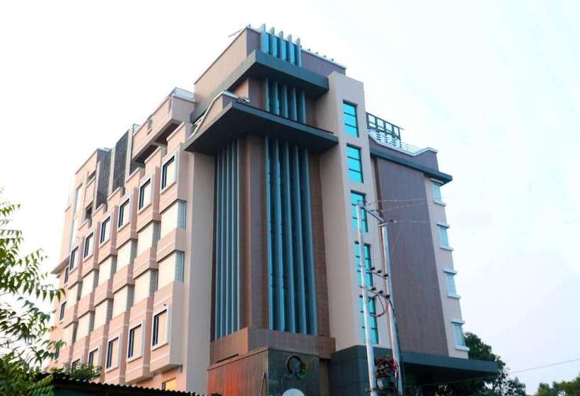 هتل The Pinnacle Inn Sarnath