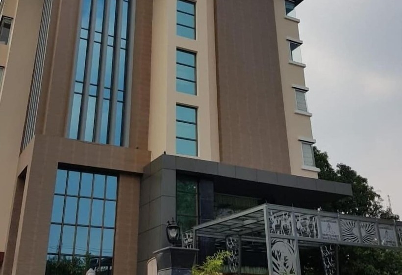 هتل The Pinnacle Inn Sarnath