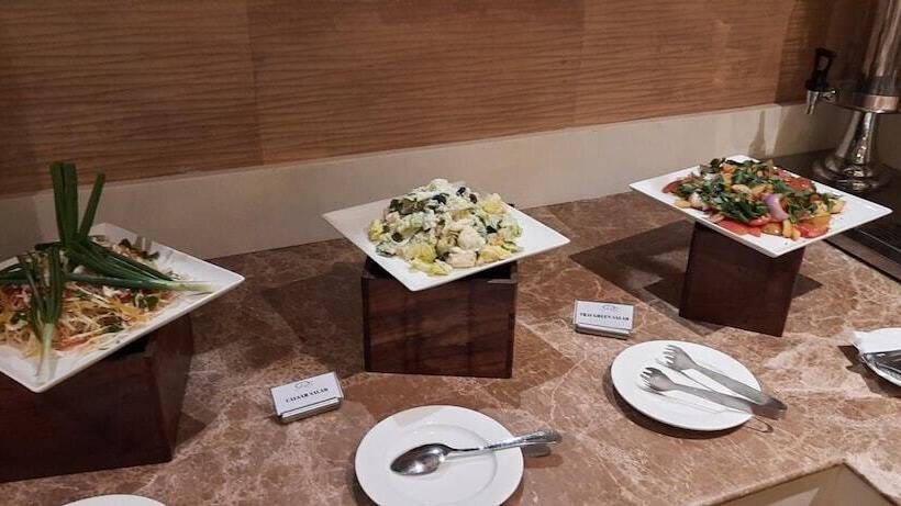 هتل The Pinnacle Inn Sarnath