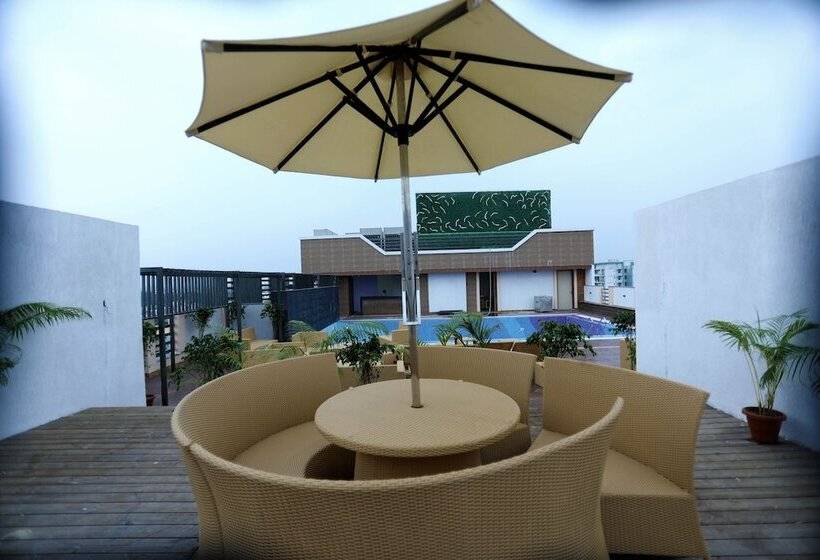 هتل The Pinnacle Inn Sarnath