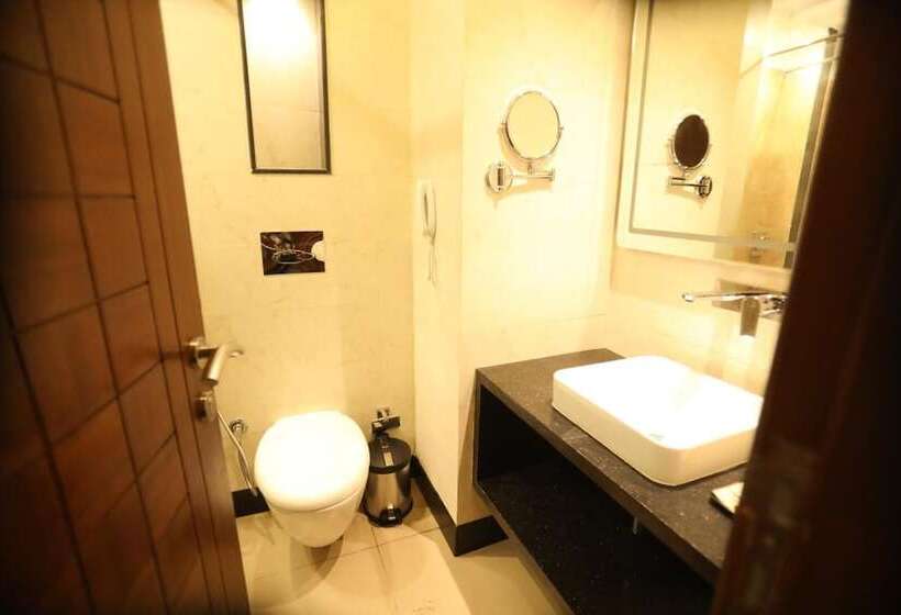 هتل The Pinnacle Inn Sarnath