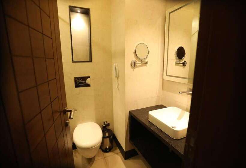 هتل The Pinnacle Inn Sarnath