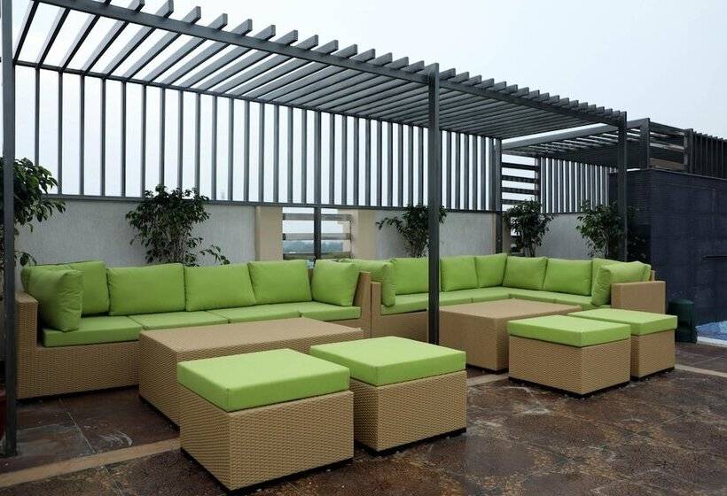 هتل The Pinnacle Inn Sarnath