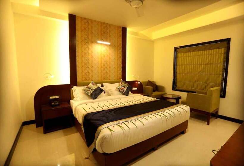 هتل The Pinnacle Inn Sarnath