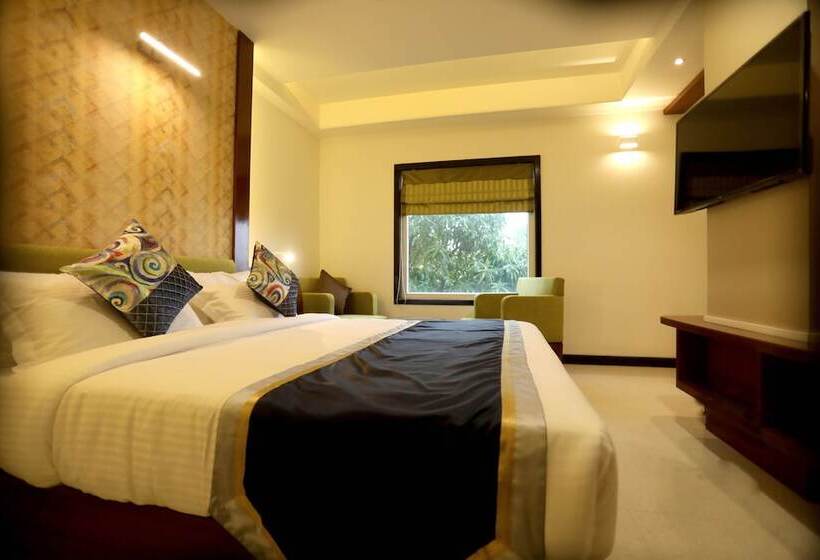 هتل The Pinnacle Inn Sarnath