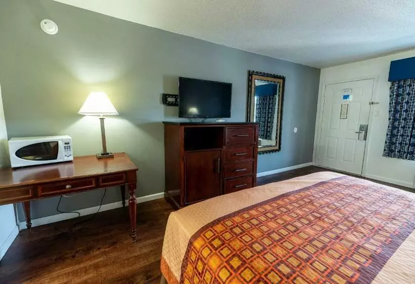 Отель American Inn & Suites Russellville