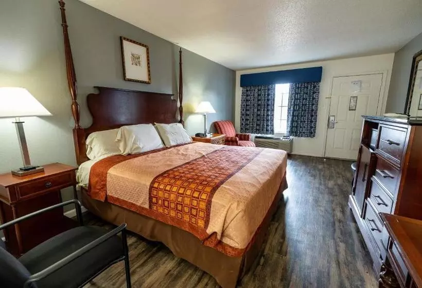 Отель American Inn & Suites Russellville