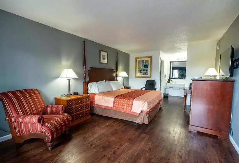 Отель American Inn & Suites Russellville