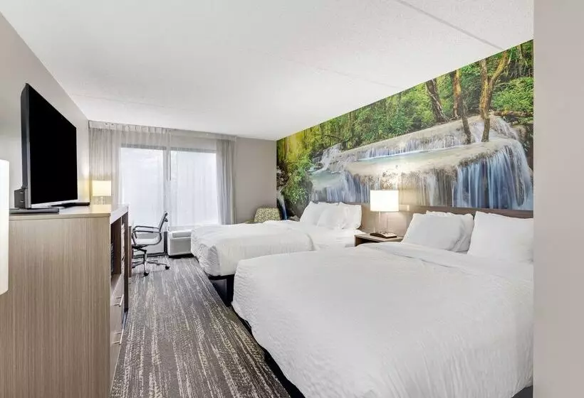 هتل Clarion Pointe Near Erie Casino