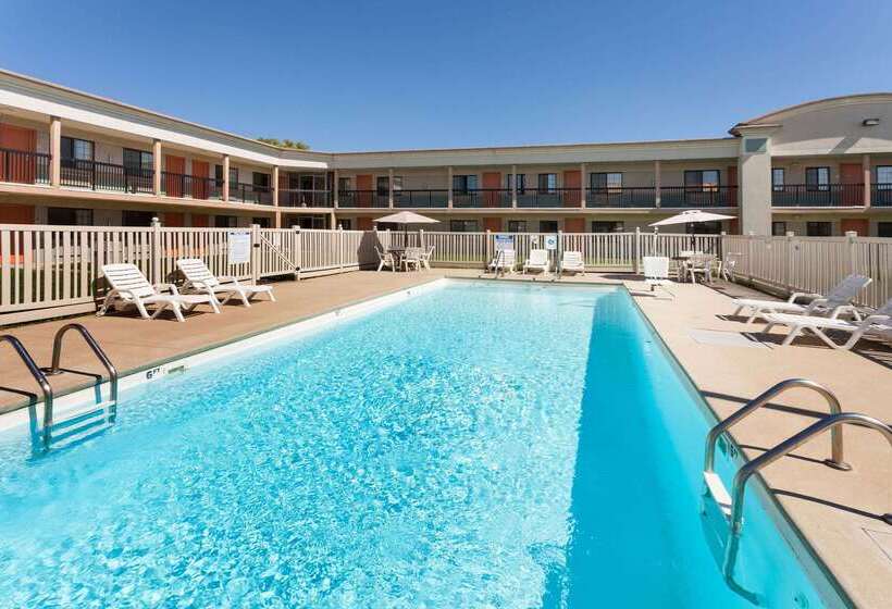 Отель Days Inn & Suites By Wyndham Kokomo