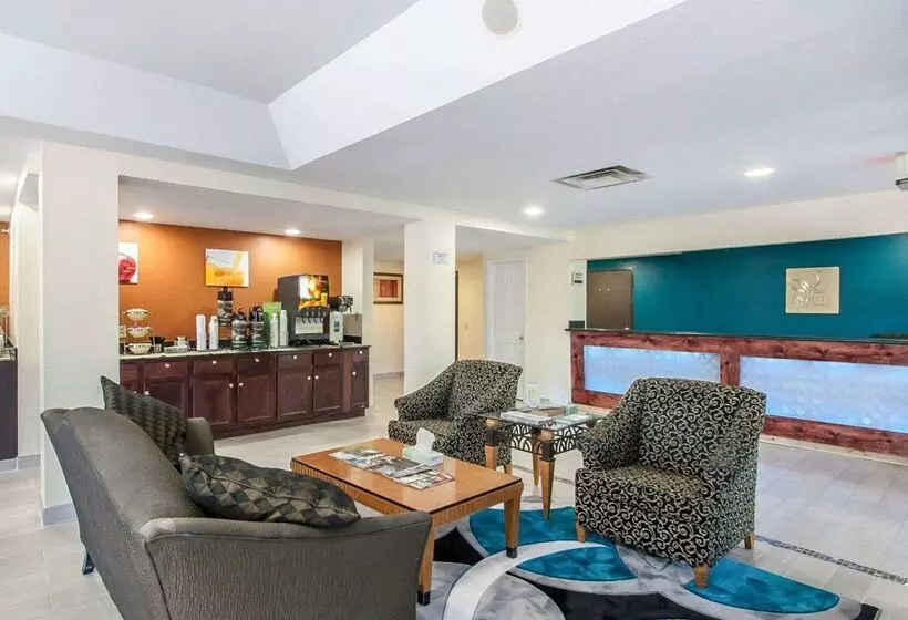 فندق Econo Lodge Inn & Suites