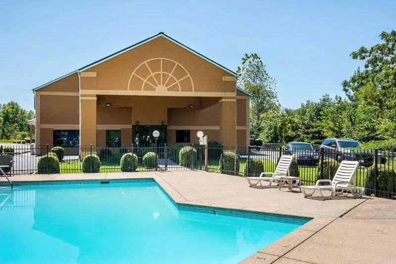 فندق Econo Lodge Inn & Suites