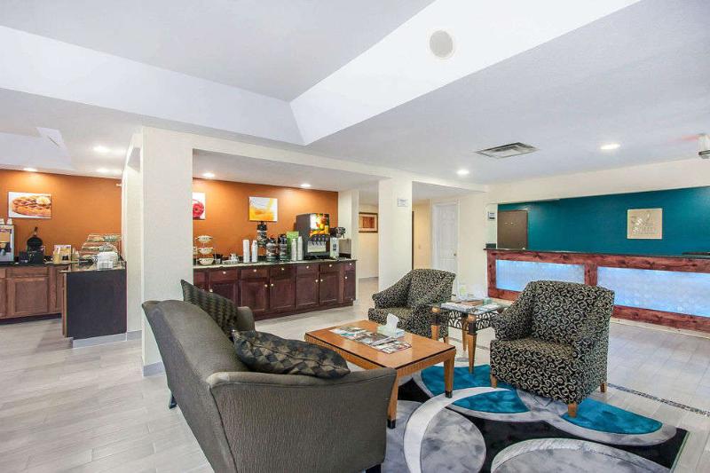 호텔 Econo Lodge Inn & Suites