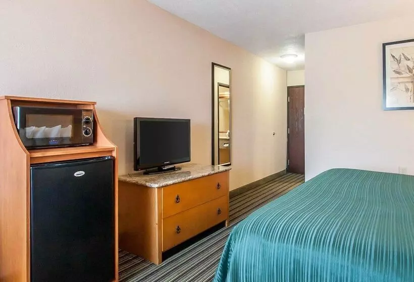 فندق Econo Lodge Inn & Suites