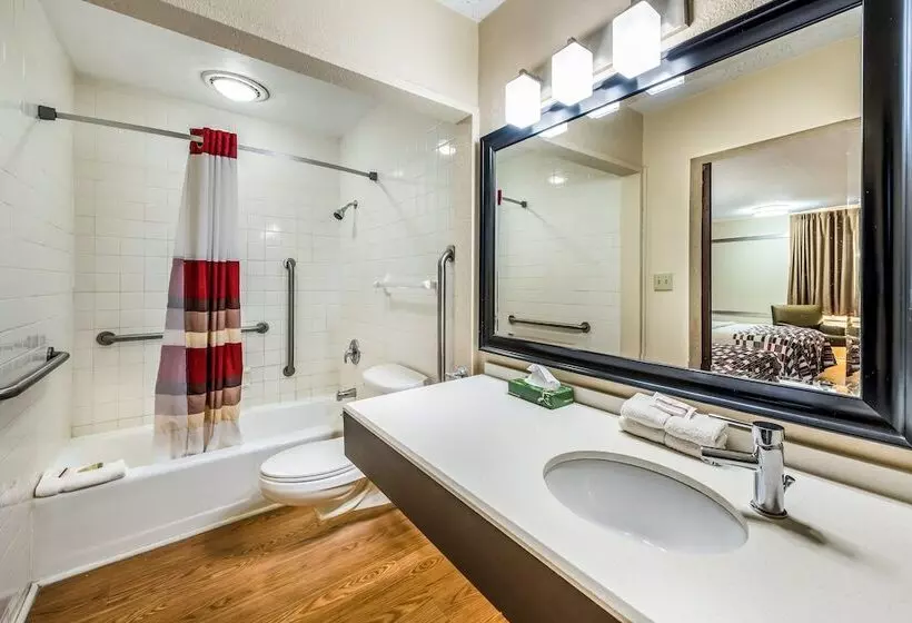 Отель Red Roof Inn & Suites Wapakoneta